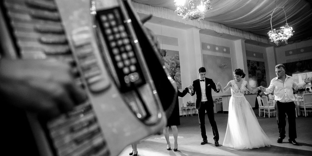 Fără nunți și botezuri, dar și cu elevii în vacanță, numărul cazurilor de COVID s-a înjumătățit. Care sunt concluziile autorităților