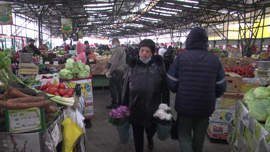 Reguli noi. Comercianții din Piața Centrală  nu-și mai pot etala marfa pe jos și pe alte improvizații în jurul tarabelor. Ce stă în spatele deciziei care a stârnit revoltă în rândul vânzătorilor