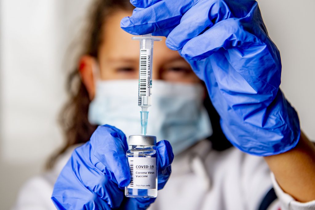 Sunt alergic. Mă pot vaccina anti-COVID? Specialistul răspunde (VIDEO)