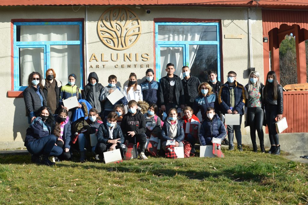 Polițiștii au ajuns la Școala de olărit de la Colți. Nu singuri, ci însoțiți de zeci de elevi. Lecțiile de olărit, darul oamenilor legii pentru copii (FOTO+VIDEO)