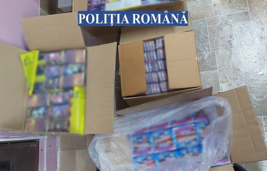 Ziua și captura de articole pirotehnice. Mii de artificii ce urmau să fie scoase pe piața din Buzău au fost confiscate de polițiști (FOTO)