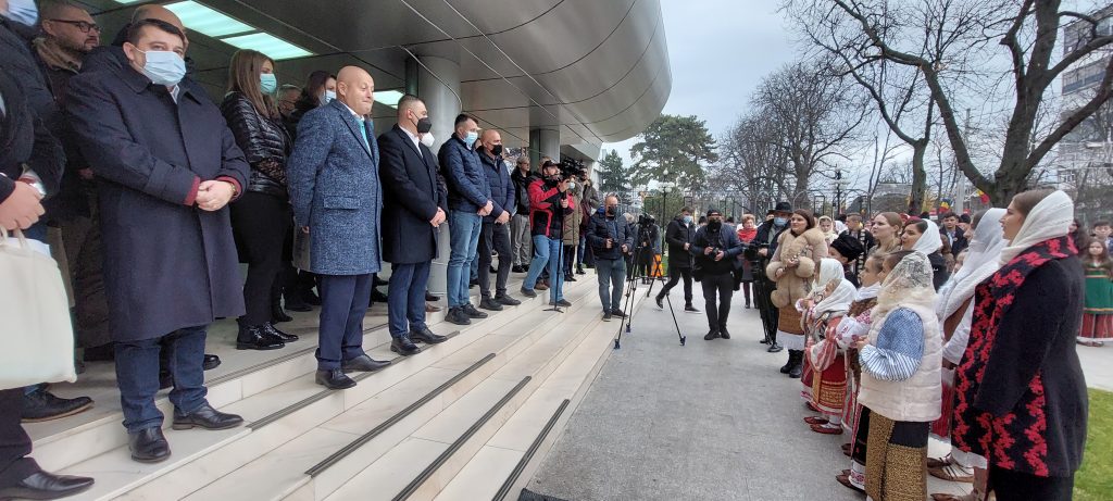 Colinde vechi de peste o sută de ani au răsunat în fața Consiliului Județean! Ce au făcut doi aleși în timpul uratului (video)