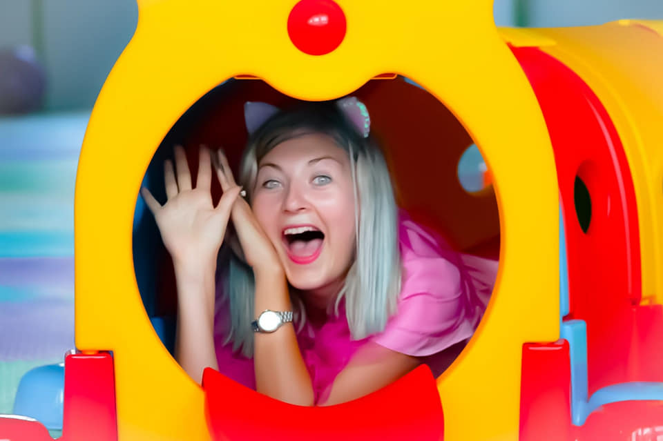 Cristina Duțulescu, buzoianca pentru care Scooby Doo, Elsa și Albă ca Zăpada nu sunt doar personaje de poveste. Cum i-a schimbat destinul iubirea pentru copii și ce face  pentru a-i distra (FOTO)