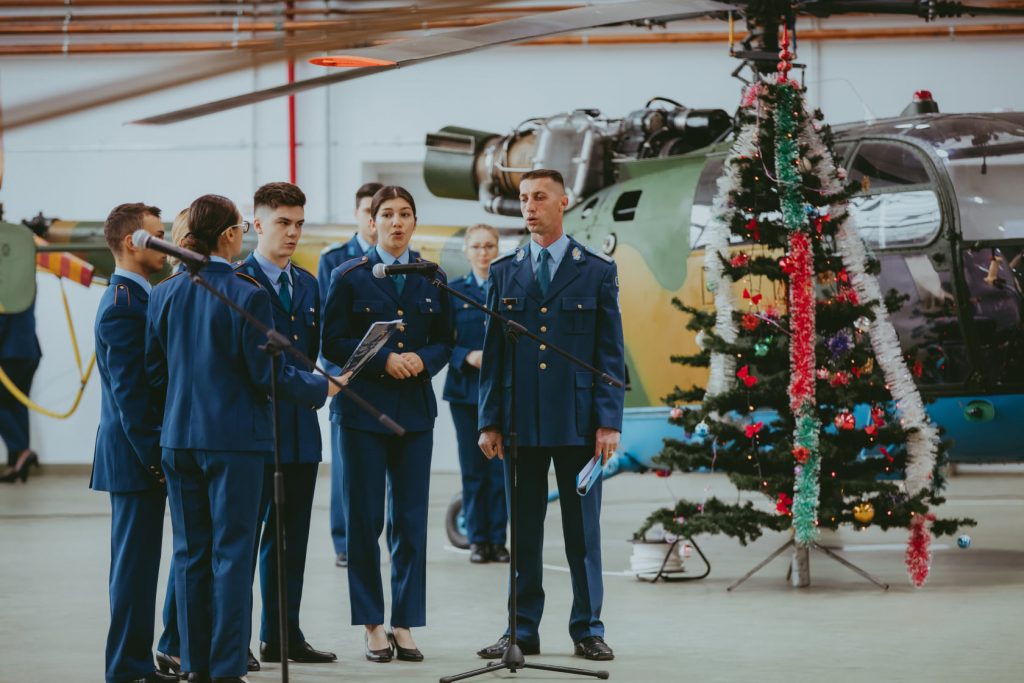 Spiritul Crăciunului plutește în aer. Spectacol de colinde și obiceiuri de iarnă, pus în scenă de viitorii maiștri militari de la Boboc (Foto+Video)