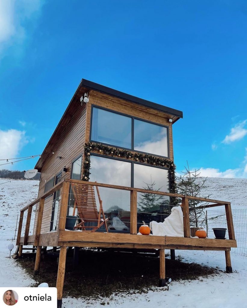 Căsuță de poveste, noua idee de turism la Varlaam! Cum au reușit doi tineri să construiască în mai puțin de jumătate de an o afacere de succes