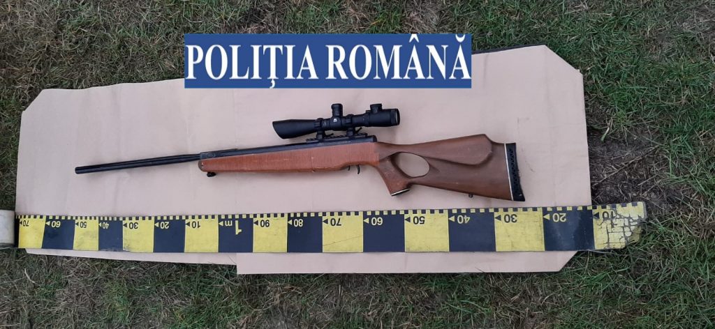 Percheziții în Buzău și Galați, soldate cu confiscarea a două arme. Unde le ținea ascunse un tânăr din Cernătești (FOTO)
