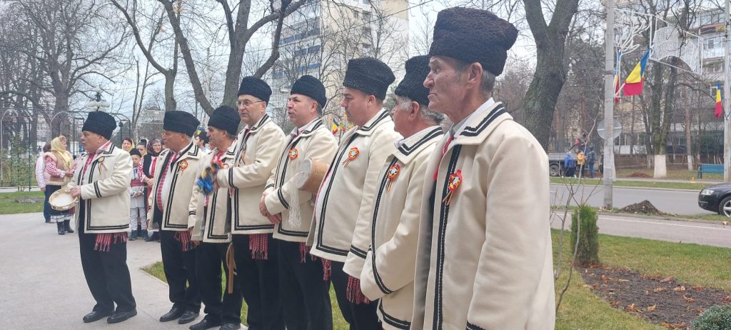 “Primiți cu colindul?” Colinde vechi de peste 100 de ani, prezentate de grupurile tradiționale din județ (VIDEO)