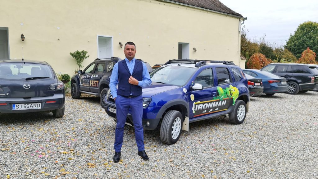 Cu Duster-ul până în Laponia! Un buzoian va parcurge 10.000 de kilometri, într-o expediție cu multe provocări. Va dormi în cortul instalat pe mașină și va mânca ce își va găti în aer liber