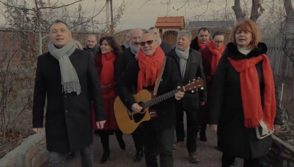 Primarul din Râmnicu Sărat a scris un colind și a plecat cu colegii din administrație la urat. Grupul de colindători, surprins în imagini (Video)