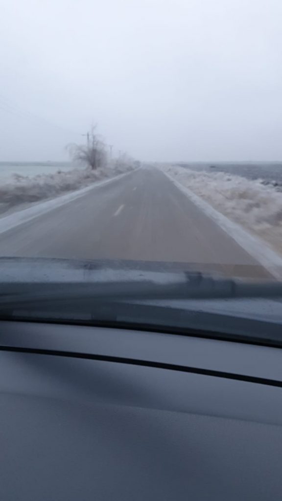 ATENȚIE, POLEI! Mașini ieșite în decor din cauza gheții de pe șosele. Unde sunt probleme (FOTO)