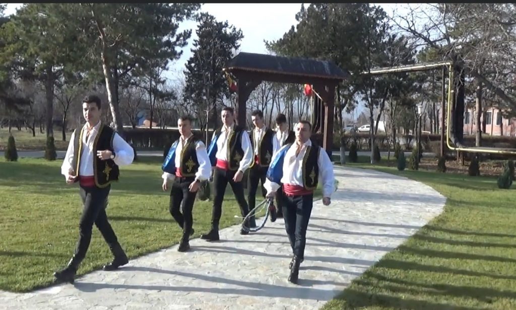 Imagini inedite cu elevii Școlii Militare de la Boboc! Au lăsat uniformele pentru costumele tradiționale populare (video)