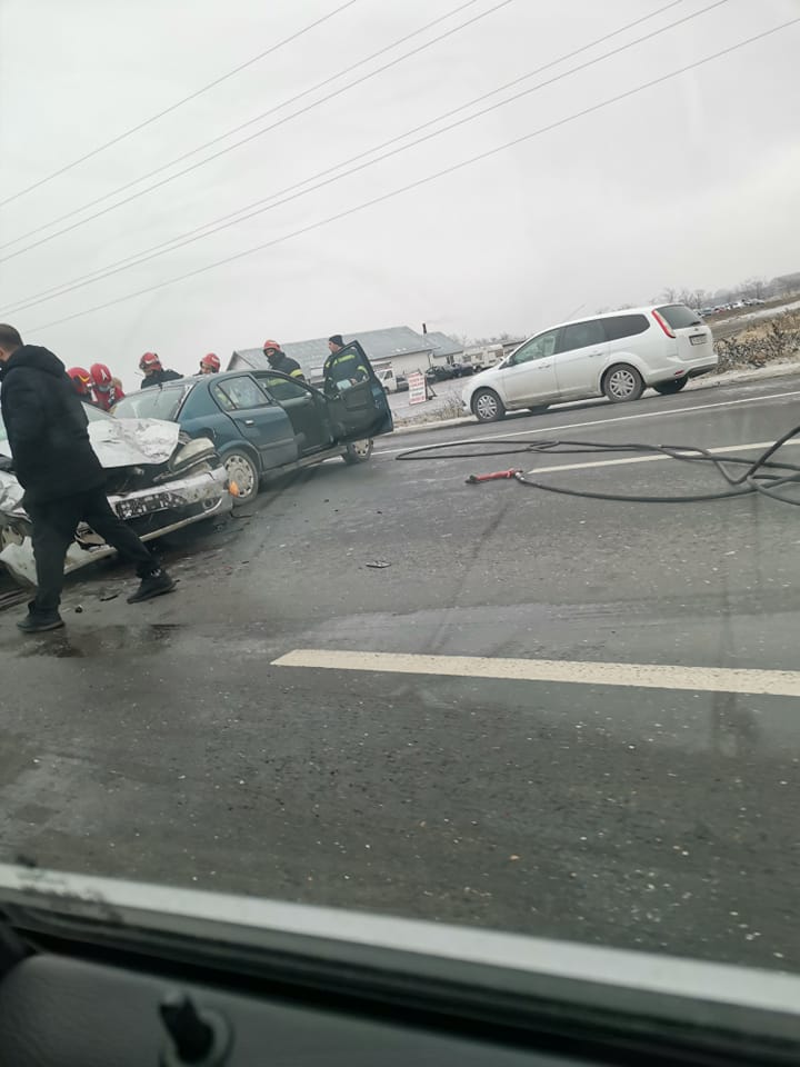 Cozi de mașini pe kilometri întregi, pe DN2E85. Două autoturisme s-au ciocnit între Gura Câlnăului și Potârnichești (FOTO)