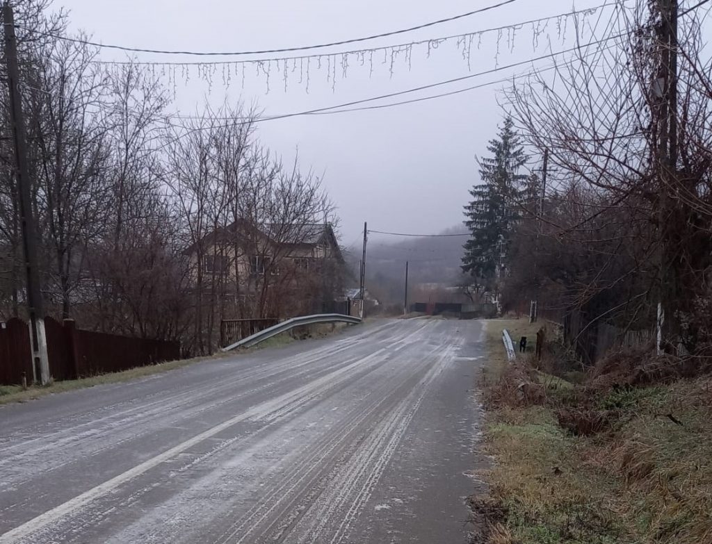 Buzăul, lovit de ploaia înghețată și drumari prinși, din nou, pe picior greșit. Unde nu s-a acționat, deși se știa că vremea se strică (FOTO&VIDEO)