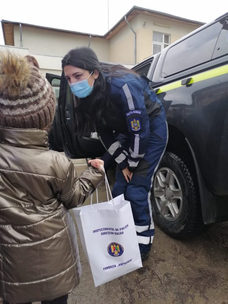În prag de sărbători, copiii cu deficiențe de vedere din Buzău au primit un dar special. O zi petrecută alături de oamenii legii (FOTO & VIDEO)