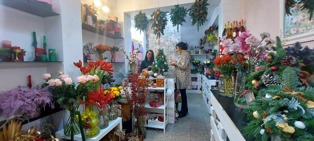 Toată creativitatea strânsă într-un aranjament festiv.  Brazii și florile care îți colorează Crăciunul, realizate natural, fără plastic, cu arome de portocală și scorțișoară