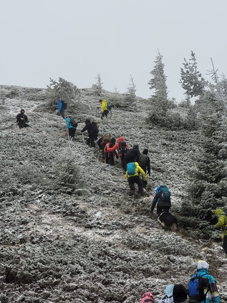 La pas prin Munții Buzăului. Peisaje uimitoare descoperite de un grup de prieteni pasionați de drumețiile montane