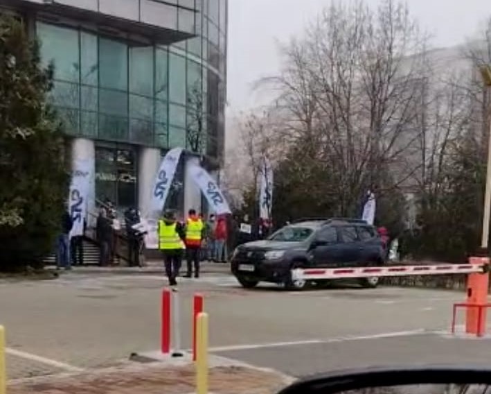Protest al angajaţilor OMV Petrom, nemulţumiţi de negocierile privind contractul colectiv de muncă (VIDEO)