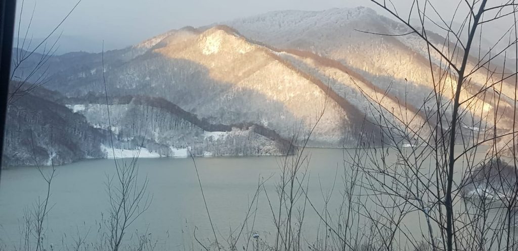 Peisaje ca-n basme! A nins toată noaptea în zona de munte a județului (FOTO & VIDEO)