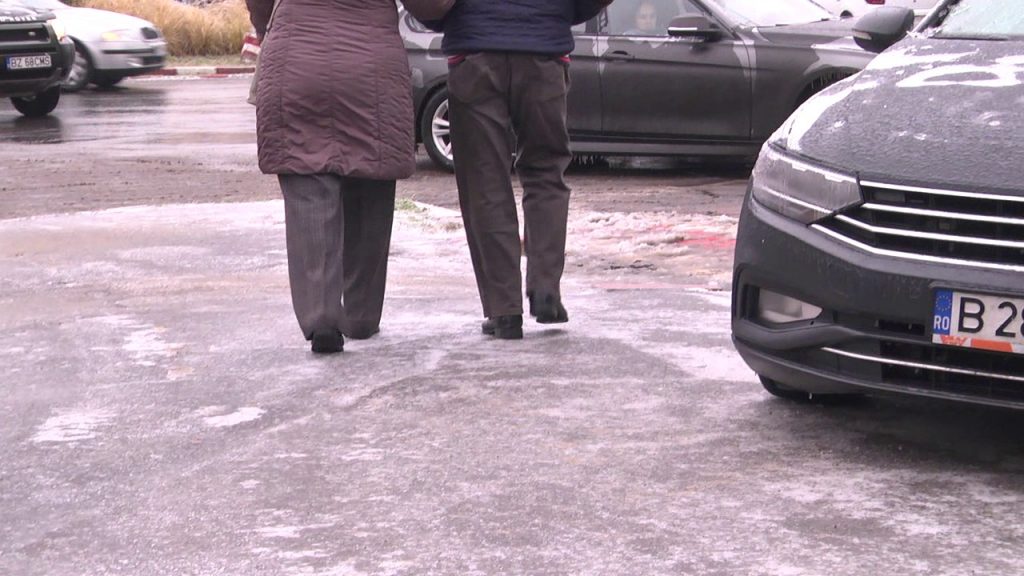 Atenție, alunecă! Trotuarele din Buzău, transformate în patinoar