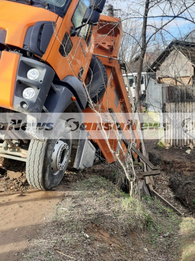 Pod din lemn, distrus de un camion plin cu pietriș. Va intra în reparații mai repede decât era programat (FOTO)