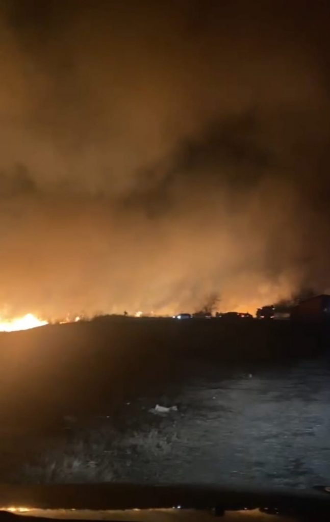 Stare de alertă în două comune din județ: pompierii abia țin în frâu incendiile amplificate de vânt (VIDEO)