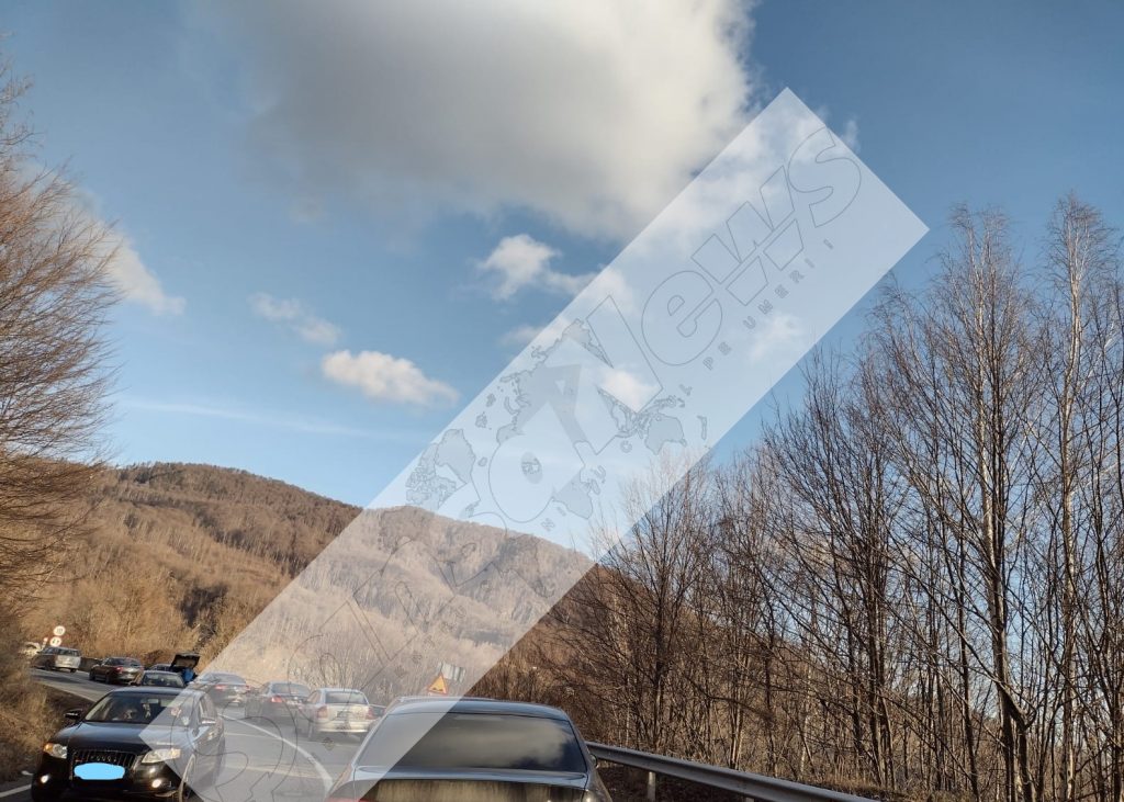 Aglomerația de pe Valea Prahovei s-a mutat pe DN10. La Siriu s-au format cozi de mașini pe distanțe considerabile. Șoferii așteaptă zeci de minute la semafor (FOTO & VIDEO)