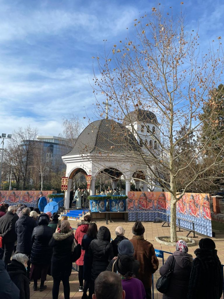 (UPDATE) Sărbătoare mare pentru credincioși: Boboteaza, ziua în care se sfințesc apele. Curțile bisericilor, neîncăpătoare. Procesiune pe străzile Buzăului (FOTO & VIDEO)