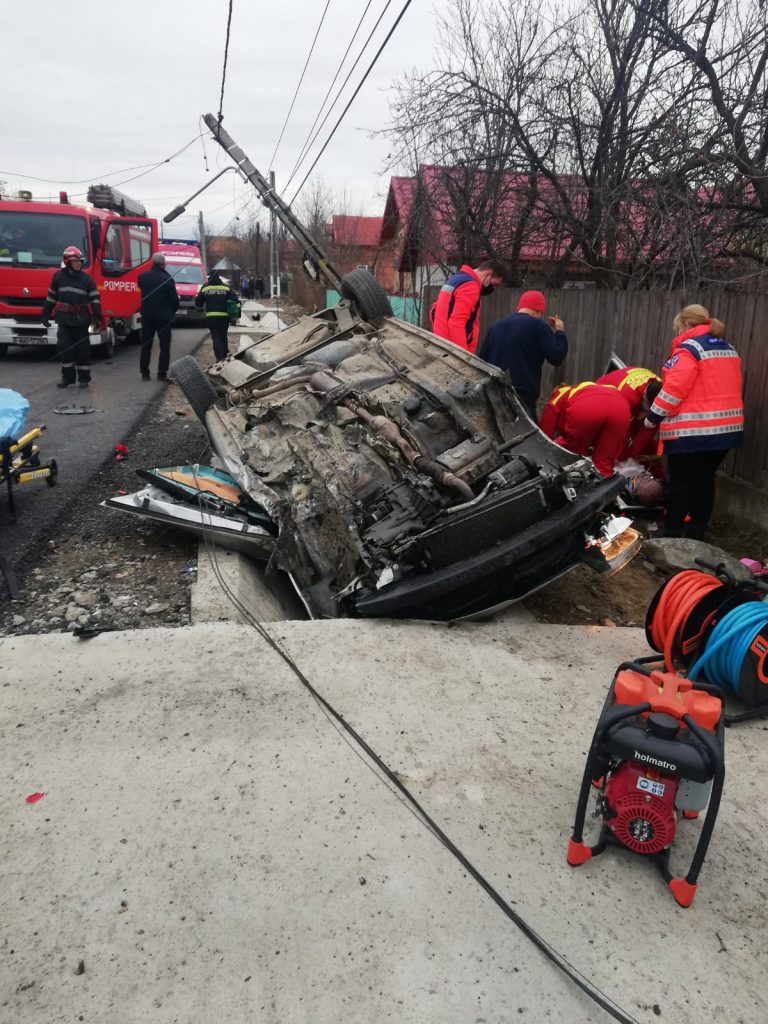 Mașină răsturnată pe DJ 203 K, la Cernătești. Șoferul este resuscitat
