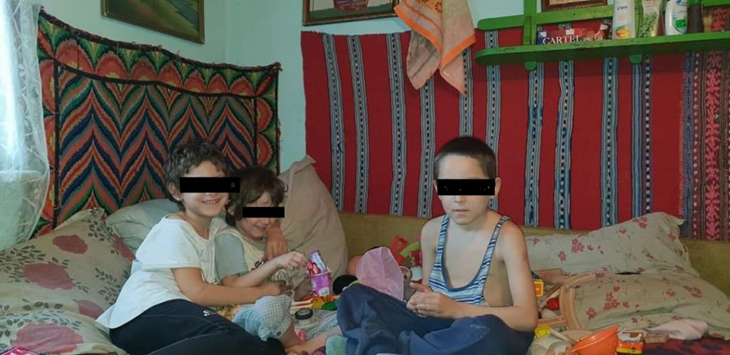Părăsiți de mamă, chinuiți de sărăcie! Povestea fraților cărora profesorul de religie vrea să le ridice o casă