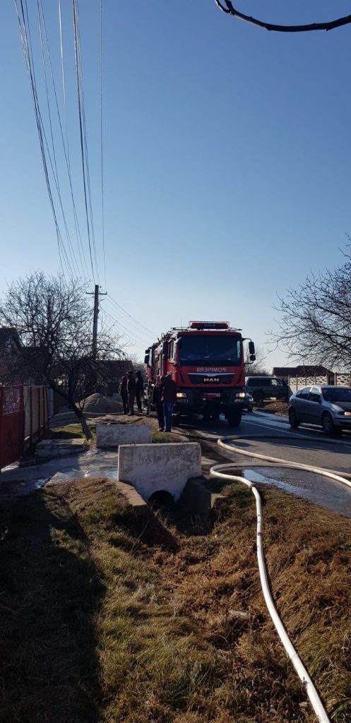 Gospodărie din Merei, cuprinsă de foc. Zeci de pompieri au sărit să stingă flăcările (FOTO & VIDEO)