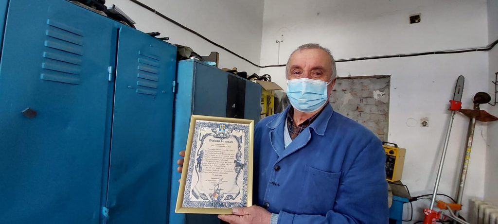 Cel mai vechi angajat al Jandarmeriei Buzău și-a încheiat misiunea. După ce a schimbat cinci comandanți, Nea Ion pleacă la pensie în lacrimi