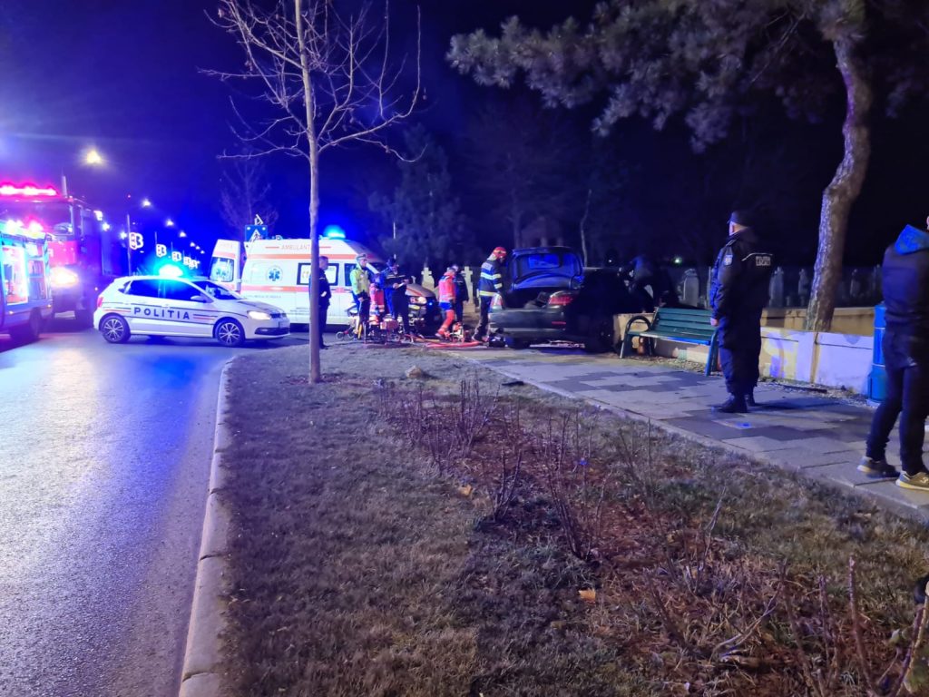 A zburat cu BMW-ul de pe șosea în gardul Cimitirului Eroilor. Ambulanța, autospeciala ISU, SMURD, la locul accidentului (Foto, video)