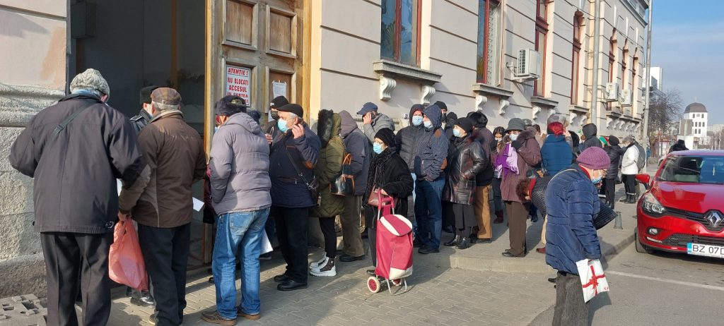 Joi 13, la porțile Palatului Comunal. Buzoienii stau la coadă pentru a ajunge la Direcția Economică