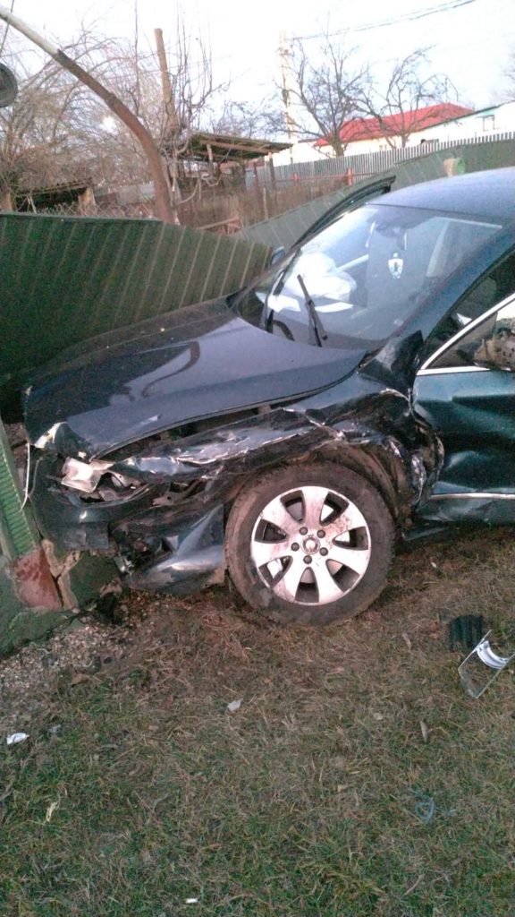 Impact violent la Cochirleanca! Un autoturism a fost proiectat într-un gard (FOTO)
