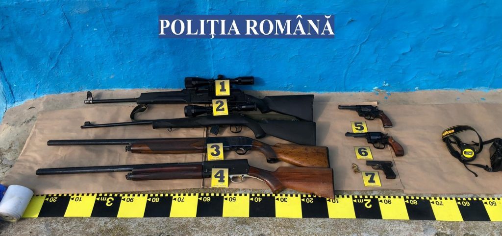 Traficant de arme letale, prins la Buzău. Arsenalul, îngropat la mare adâncime, detectat cu un sistem ingenios, improvizat de un ofițer SAS
