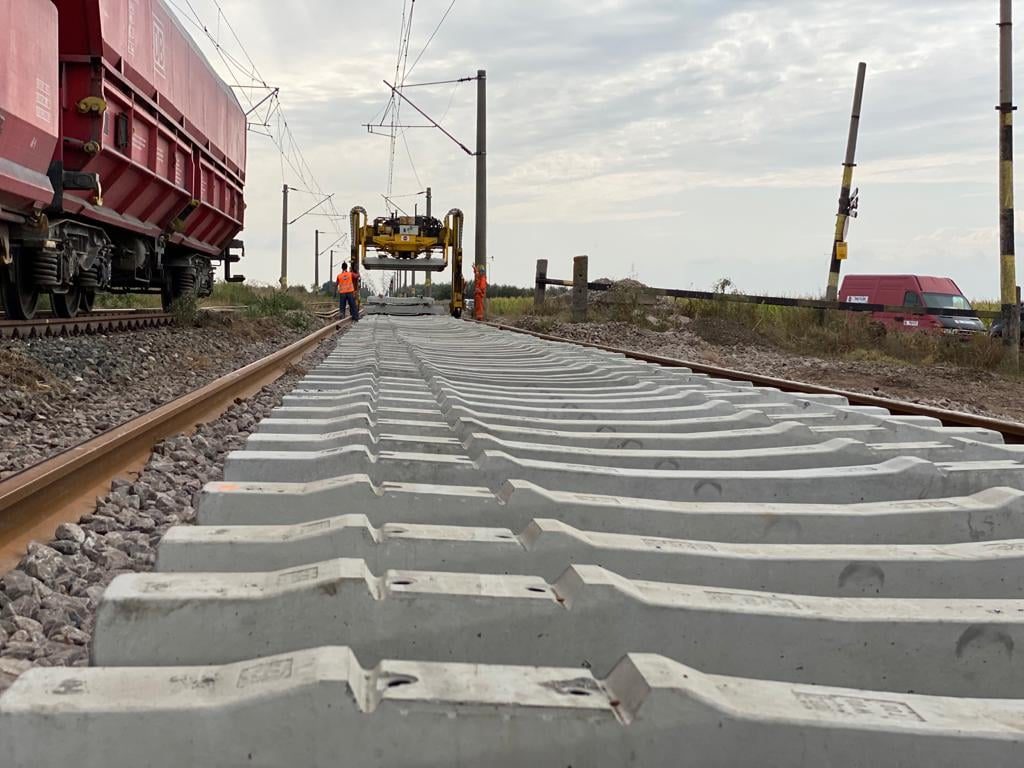 Calea ferată de la Cilibia, aflată în reabilitare, ținta hoților. Zeci de componente metalice au fost furate de un localnic, pentru a le vinde la fier vechi