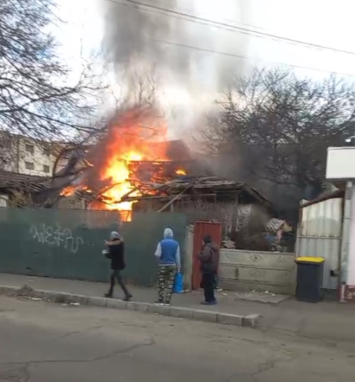 Incendiu puternic în imediata apropiere a Pieței Dorobanți! O casă a fost cuprinsă de flăcări (FOTO % VIDEO)