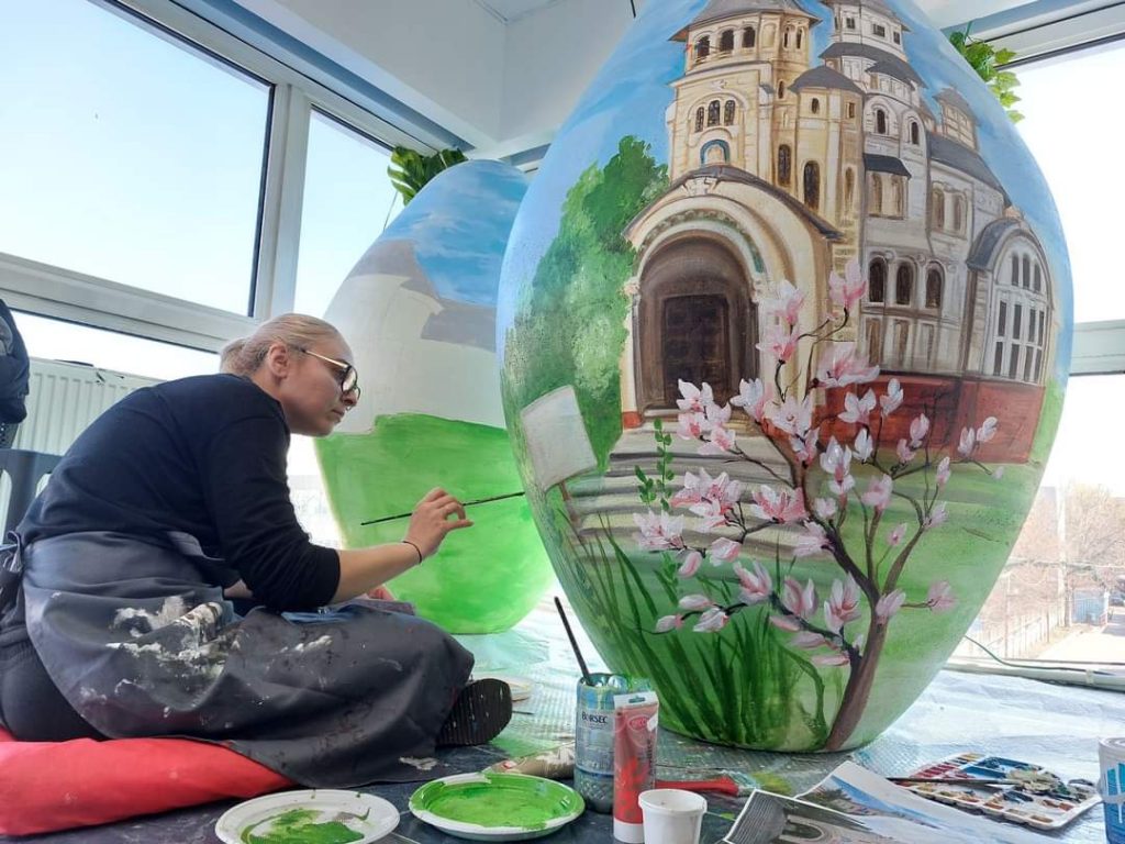 Proiectul inedit cu care o buzoiancă va cuceri orașele țării. Lucrările sale sunt gigantice