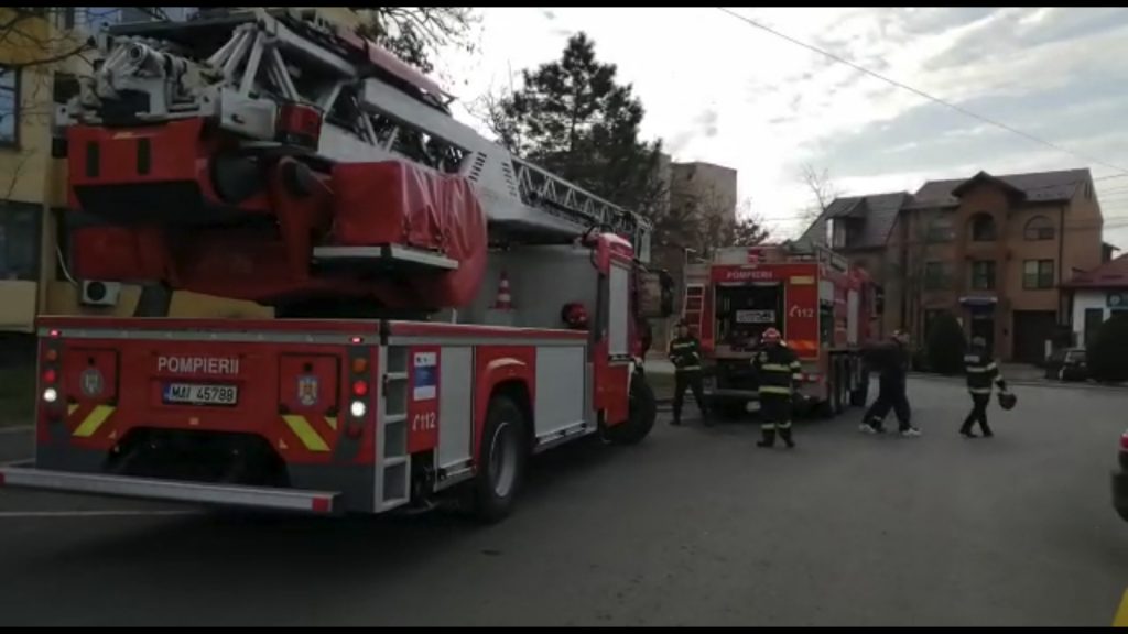 (FOTO) Apartament, în flăcări! O bătrână a fost transportată la spital