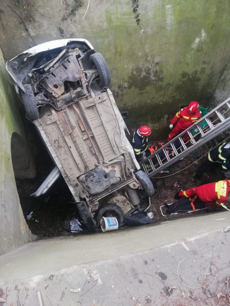 Au plonjat direct în canal! Trafic dirijat pe DJ203K