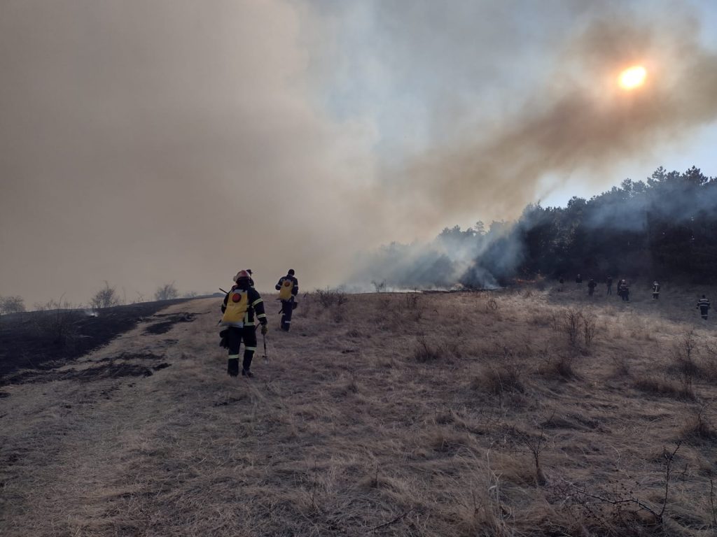 Primele imagini de la incendiul de pe Vârful Istrița. Flăcările au ajuns și la releu (FOTO+VIDEO)