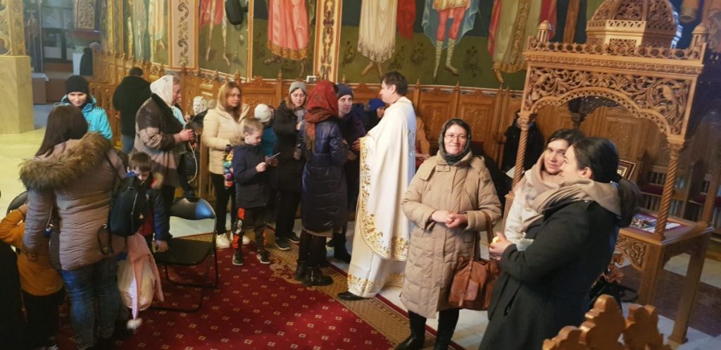 Refugiații ucraineni, rugăciuni alături de buzoieni, în bisericile din oraș. Preot: ”Le-am zâmbit să-i alinăm, dar ei au plâns cu lacrimi grele”