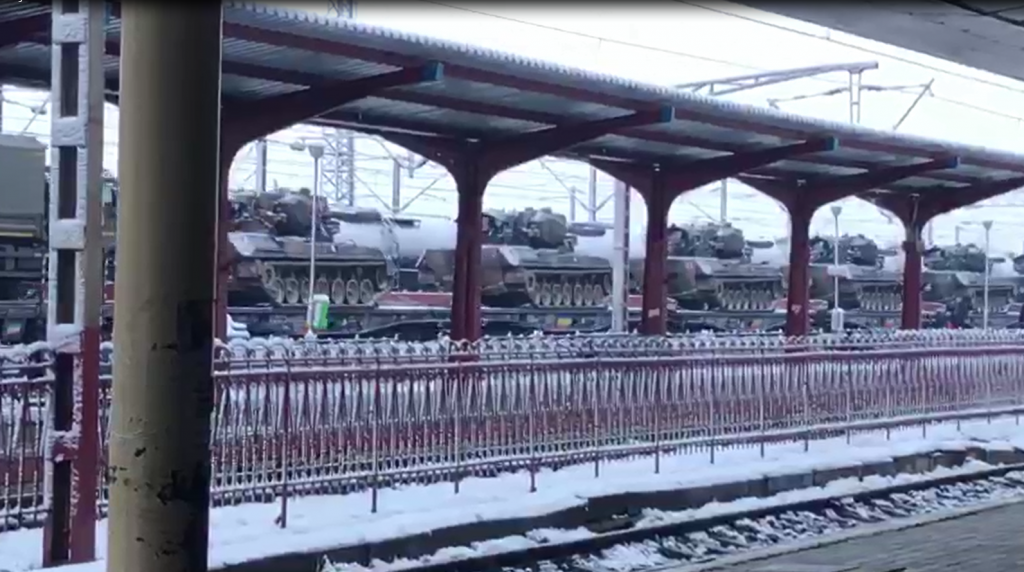 VIDEO:  Ca la război! Garnitură încărcată cu tancuri și camioane militare, în trecere prin Gara Buzău