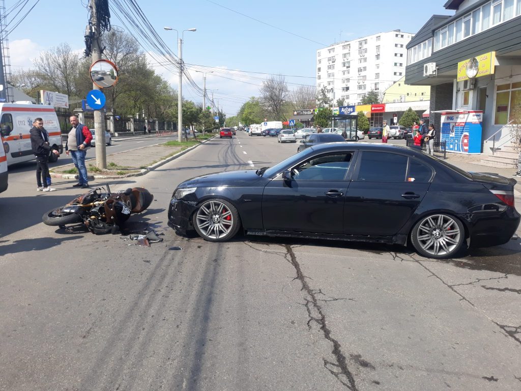 Bolidul vs. motocicleta, doi tineri răniți