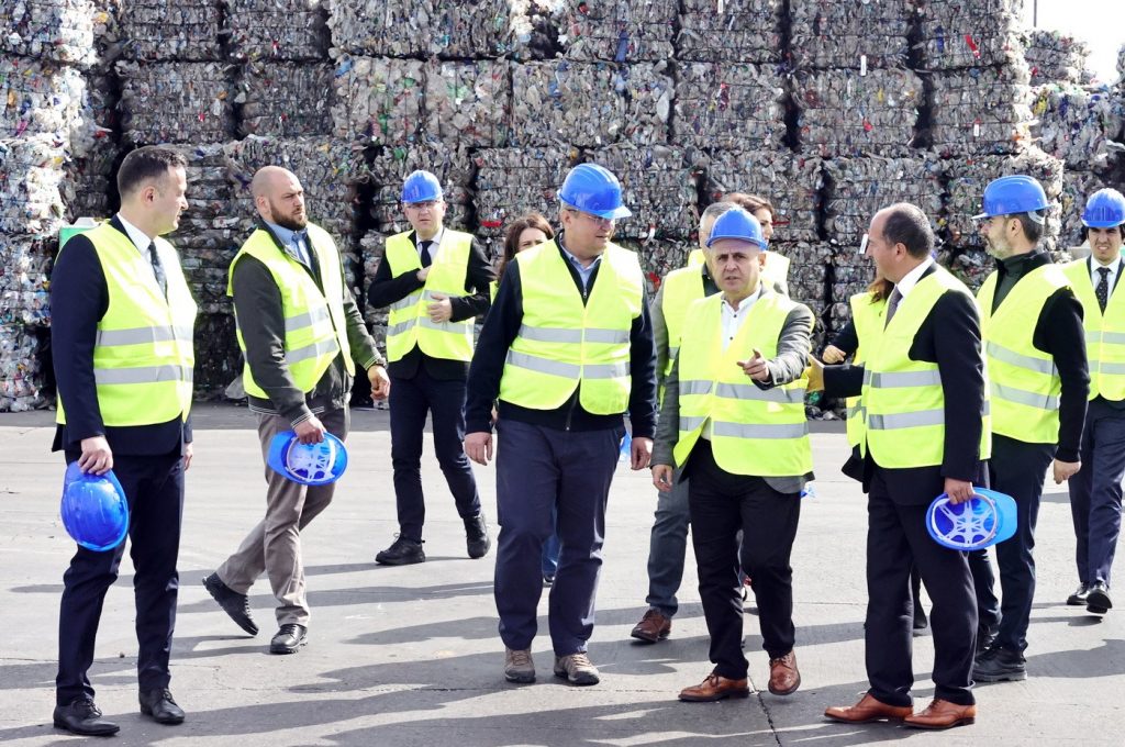 (Galerie Foto) Ce a vrut să vadă premierul pe platforma celui mai mare reciclator din România