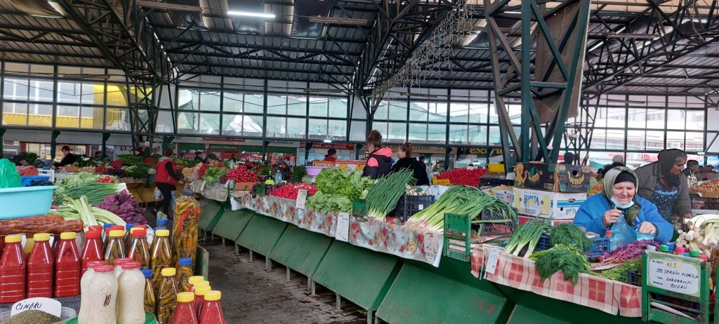 Cât ne costă o salată cu legume din Piața Centrală. Trufandalele românești sunt cele mai scumpe