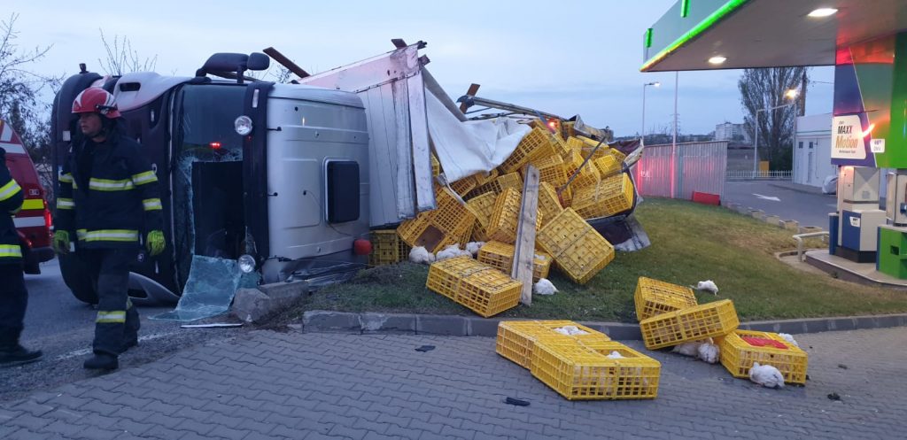 Camion răsturnat la podul Mărăcineni. Șofer rănit