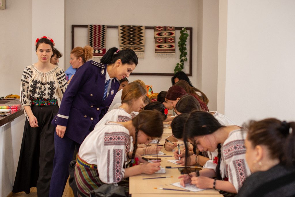 (FOTO) Polițiștii buzoieni, în mijlocul elevilor și meșterilor populari. Ce s-a întâmplat la Galeriile de Artă