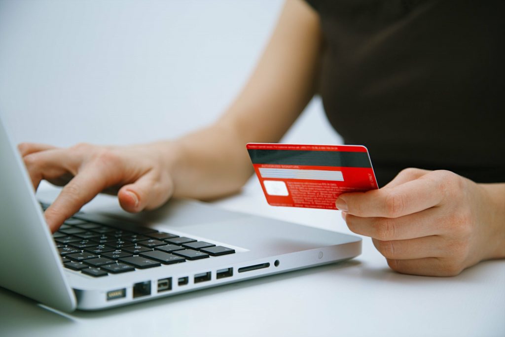 Atenție la site-urile pe care le accesați! Cea mai utilizată metodă de fraudare în perioada reducerilor de Black Friday