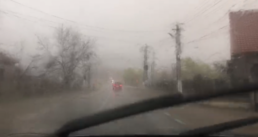 (VIDEO) Ploaie torențială și grindină, pe Valea Buzăului